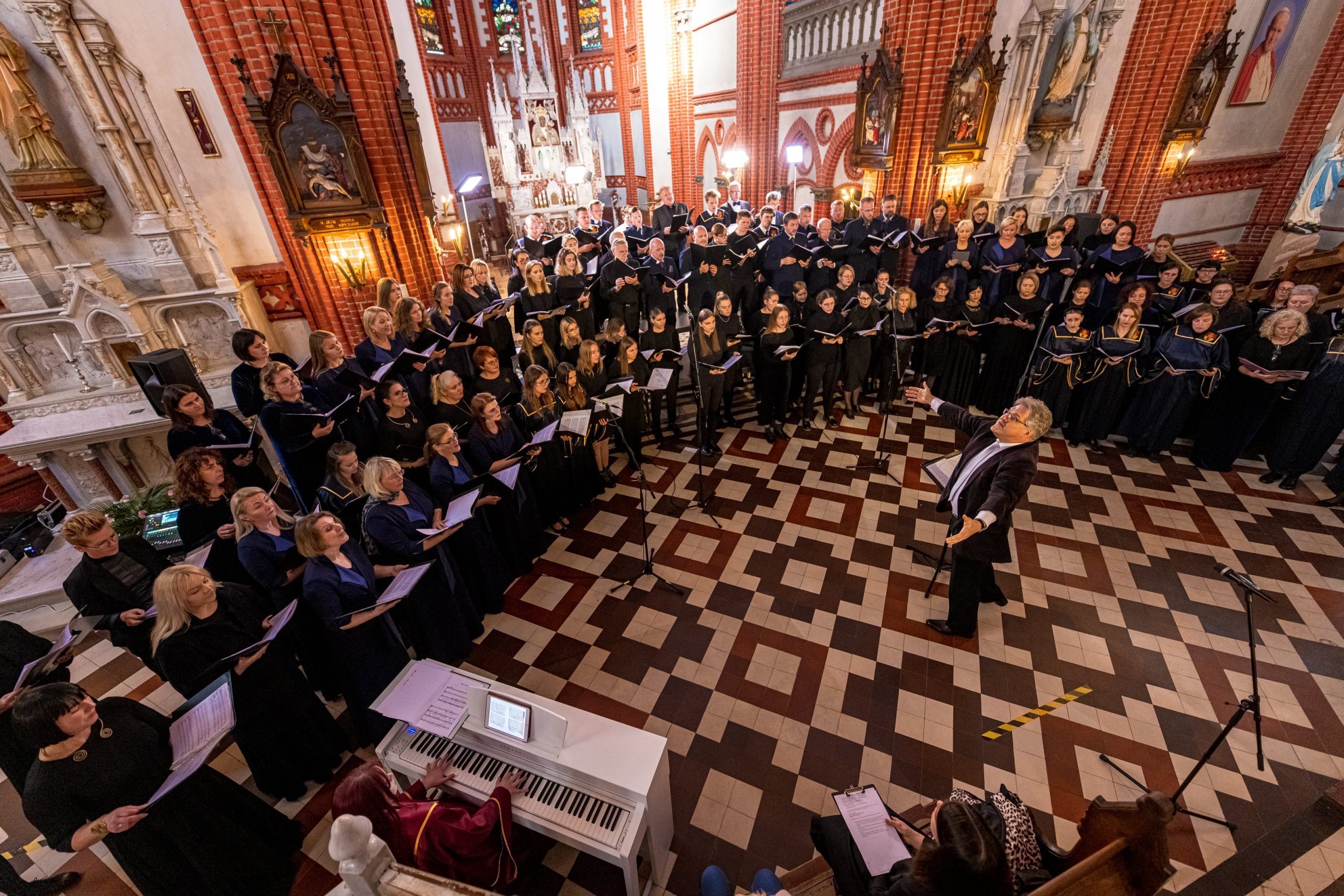 CANTATE PALANGAI: PULSUOJANTYS PASAULIO RITMAI SU „SYMPHONIC ADIEMUS“