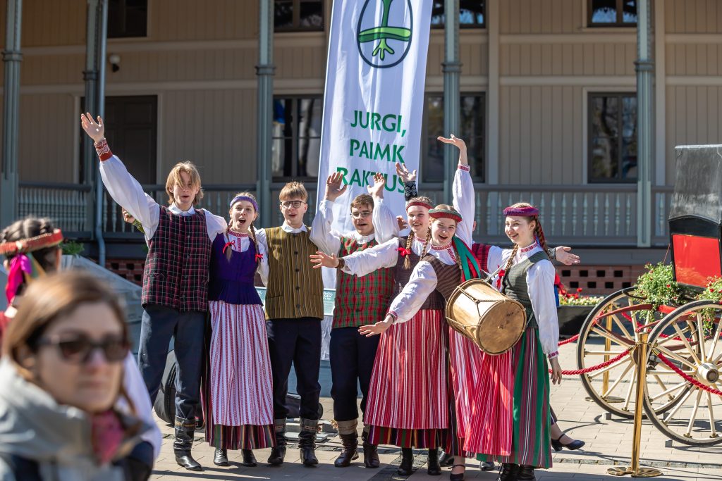 Palangos Jurginės. Jaunimo folkloro kolektyvas koncertuoja prie kurhauzo