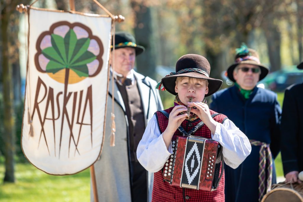Palangos Jurginės. Berniukas groja dūdele. Apsirengės tautiškai.