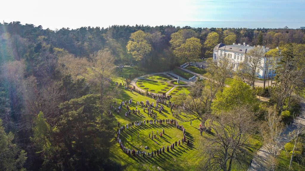 Palangos Jurginės. Parko vaizdas iš aukštai. Šokėjai suka ratelius netoli parko rožyno.