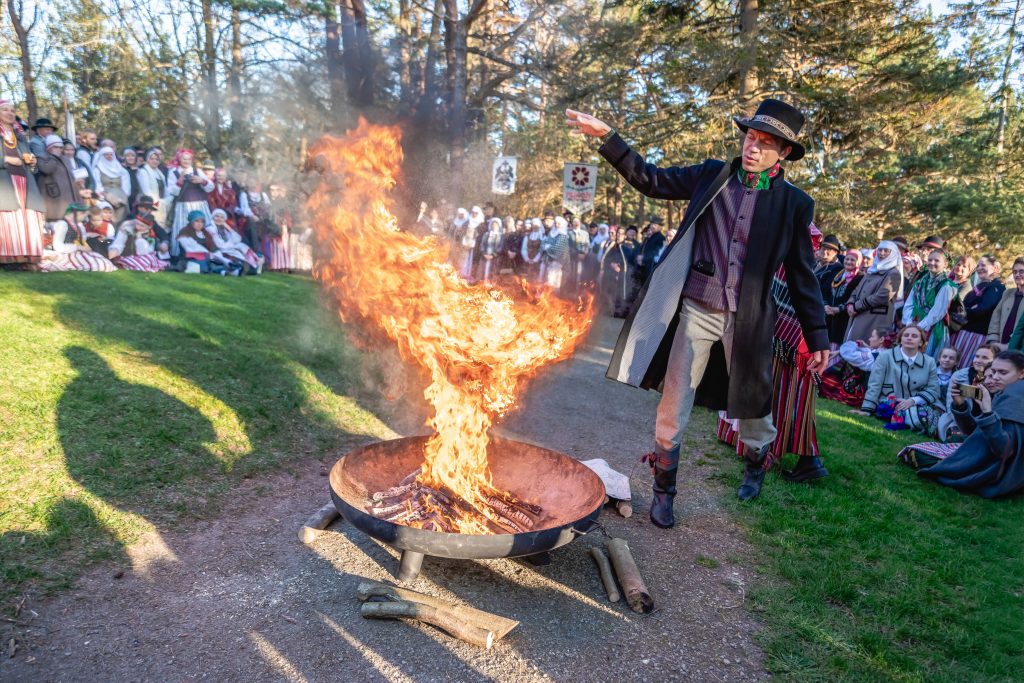 Palangos Jurginės. Ritualinės apeigos ant Birutės kalno. Į ugnį metamo gintaro dulkės.