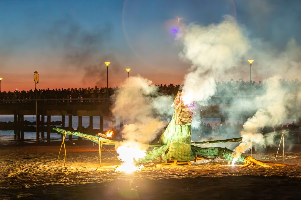 Palangos Jurginės. Slibinas (smakas) nugalėtas. Smako skulptūra dega. Ugnies misterija