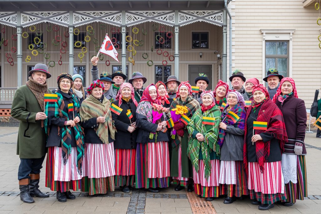 Folkloro ansamblis „Mėguva". Kolektyv nuotrauka prie kurhauzo