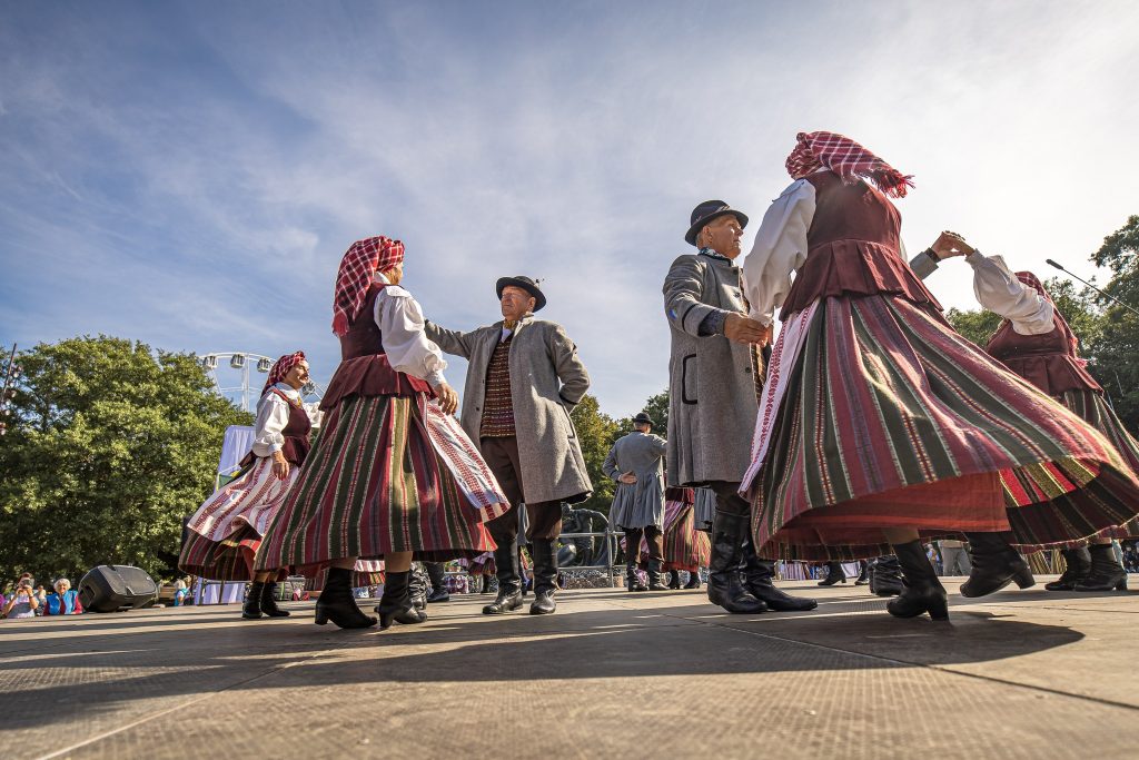 Liaudiškų šokių ansamblis „Bočiai"