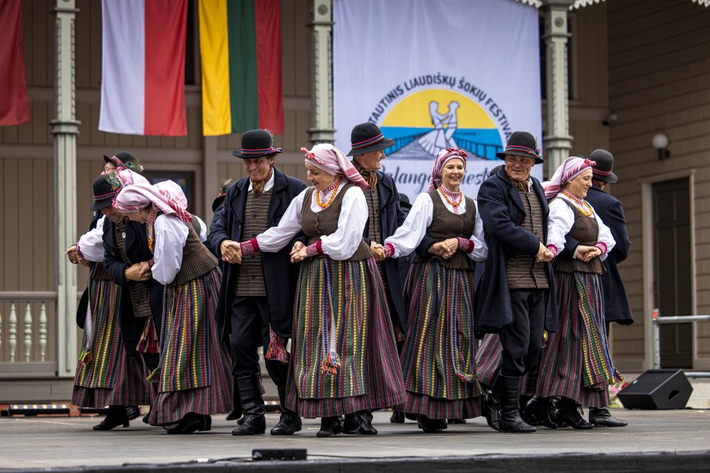 Vyresniųjų liaudiškų šokių grupė „Banguolis"
