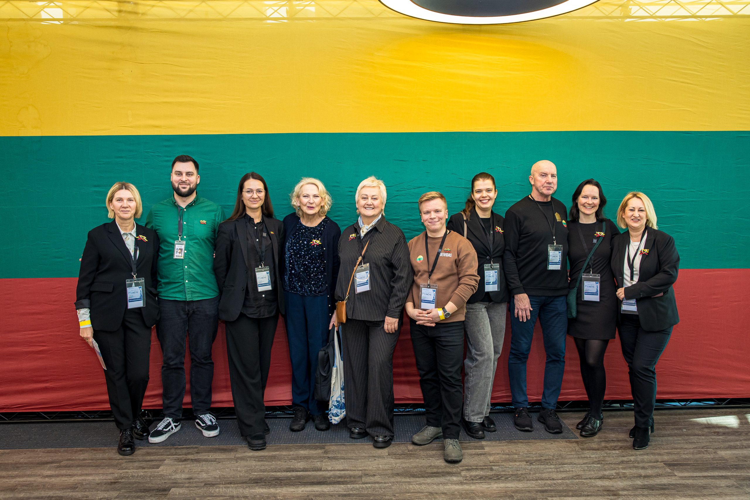 Vasario 16-osios minėjimas Palangoje. Palangos kultūros centro komanda pozuoja prie trispalvės