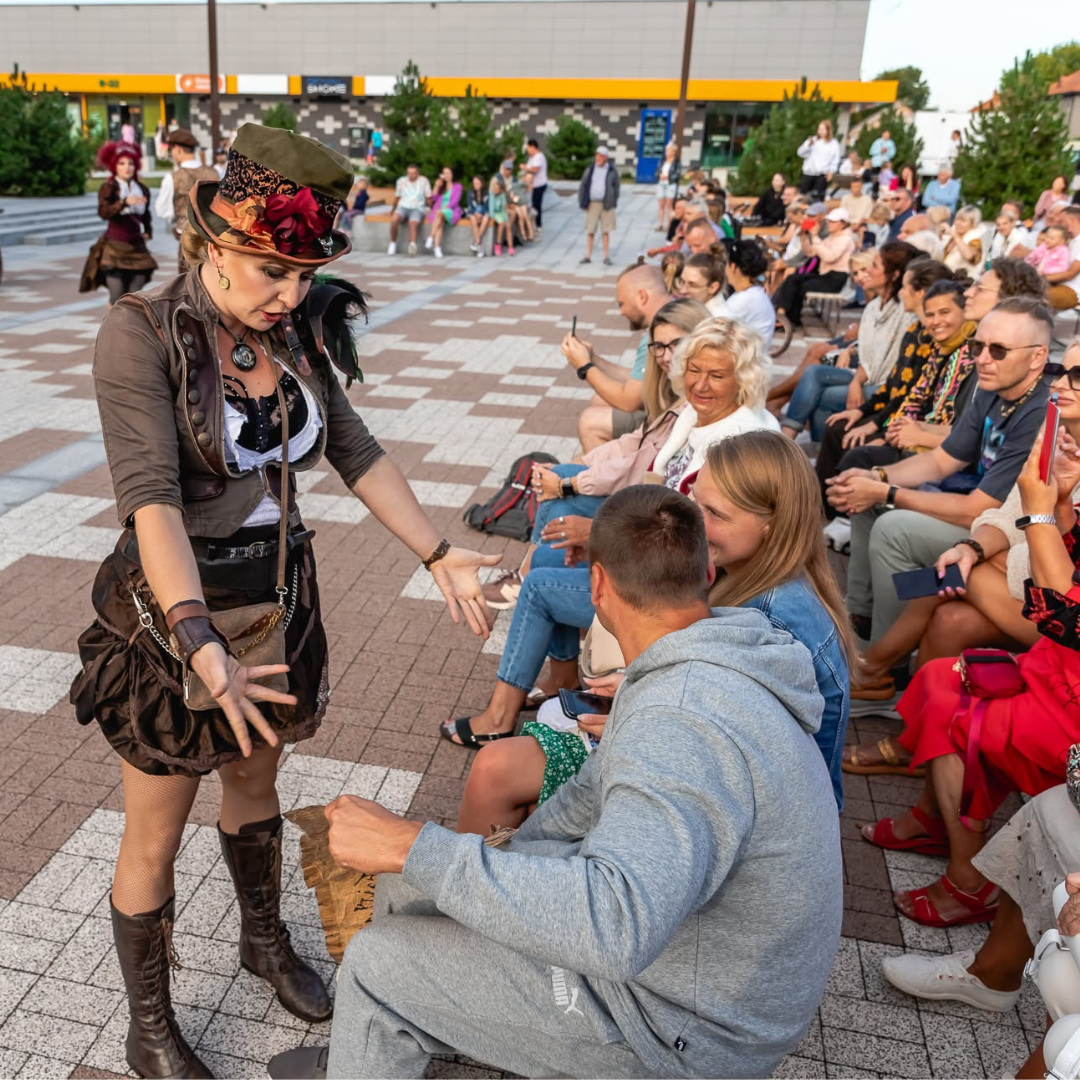 Į gatvę žengiantis teatras griauna stereotipus: Šventojoje žiūrovų laukia trys išskirtiniai pasirodymai